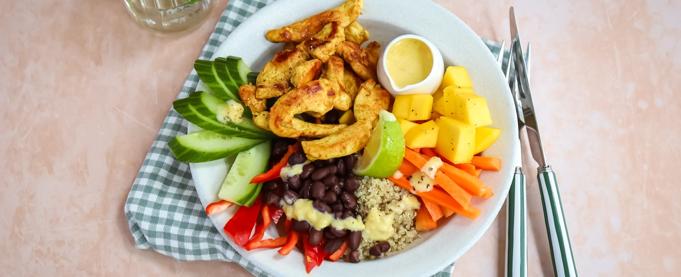 Quinoa bowl met kip & mangodressing